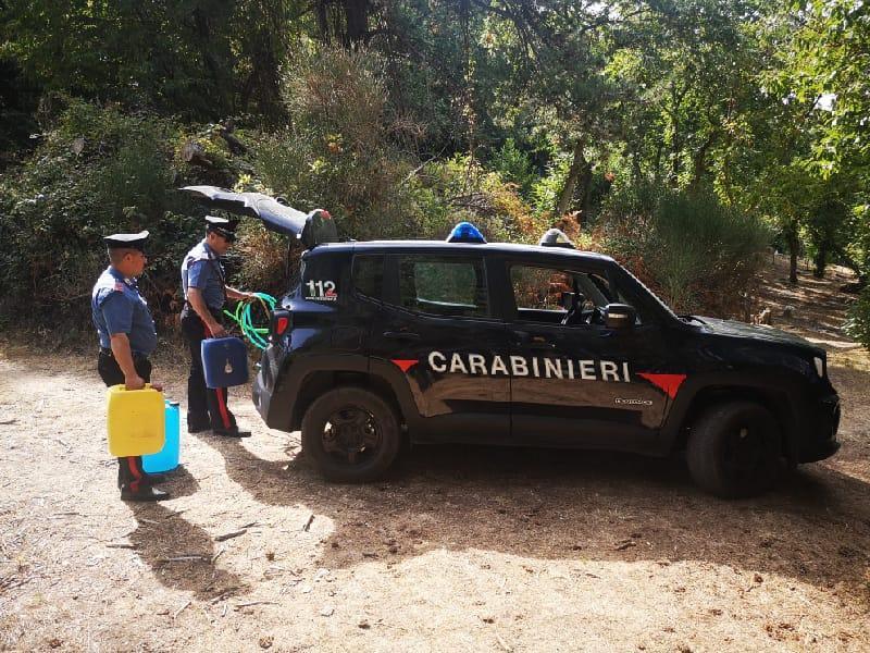 I carabinieri di Seggiano mentre sequestrano il gasolio del pensionato denunciato