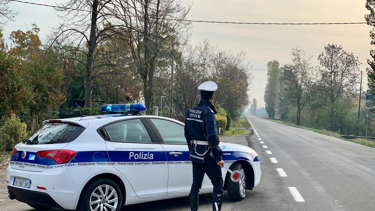 Carpi. In monopattino fuori dal centro e con patente falsa: denunciato