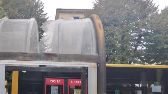«Pensiline del bus, regno del degrado»