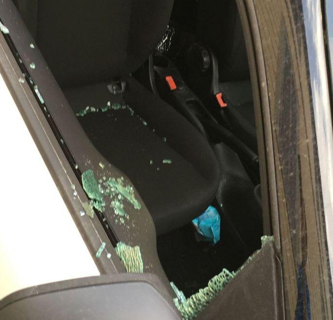 Vandali sfasciano un’auto