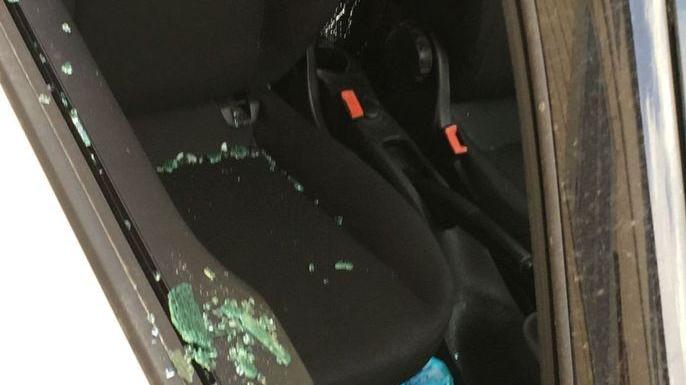 Vandali sfasciano un’auto