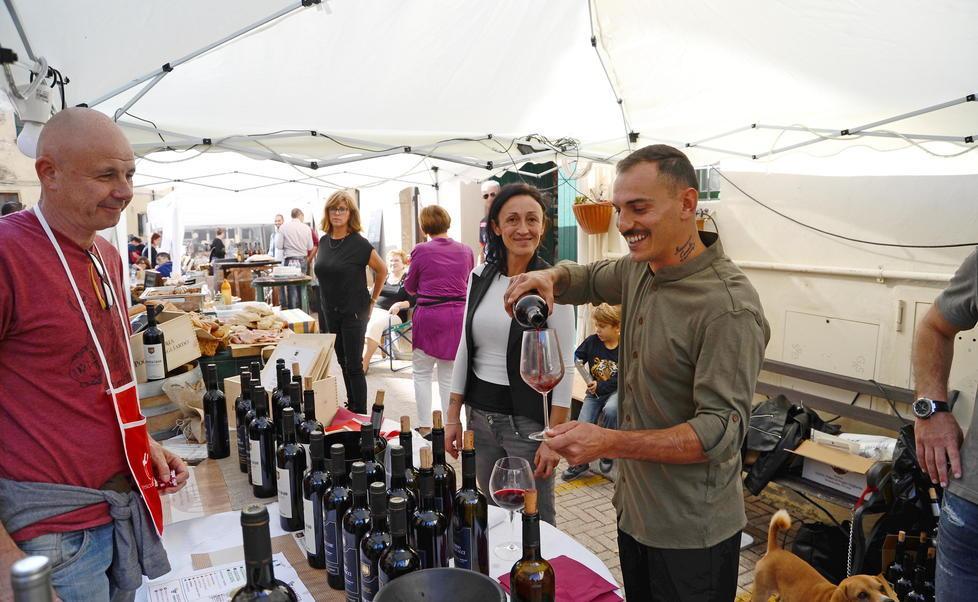 Calici e prodotti tipici ritorna a Montescudaio la storica festa del vino 