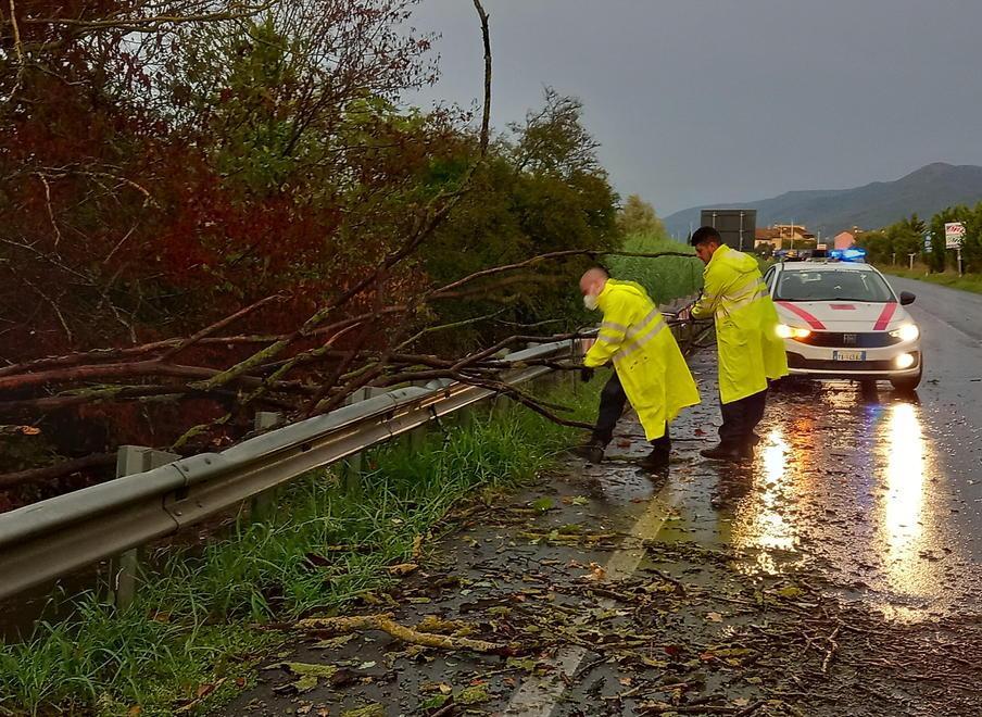 Auto bloccata in via Erbosa Cadono rami in via Roma
