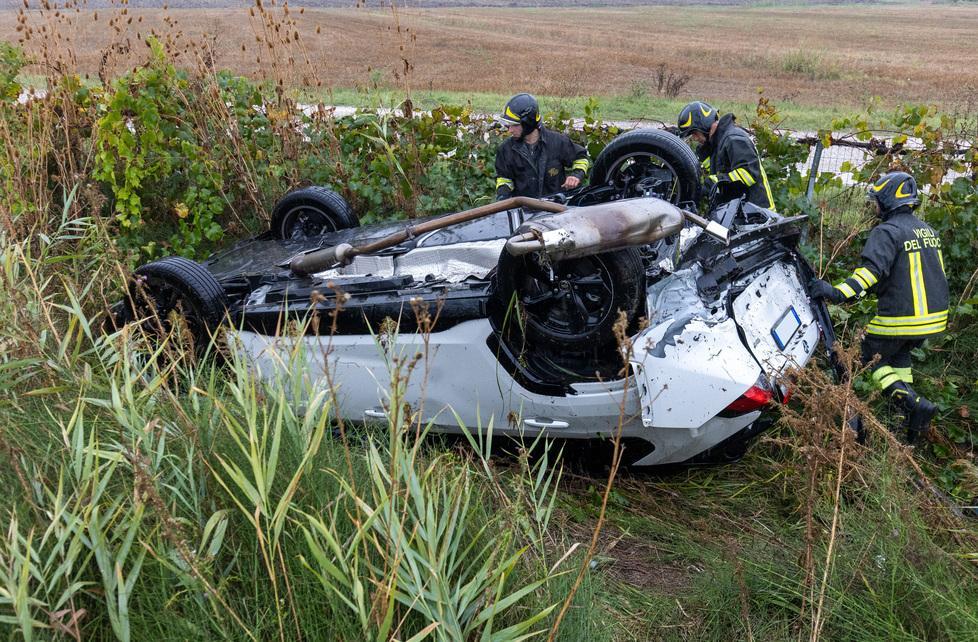 Cona, auto nella scarpata
