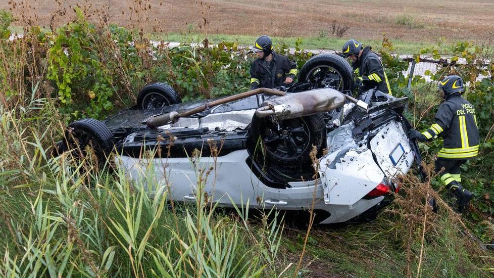 Cona, auto nella scarpata