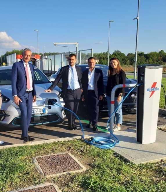 Taglio del nastro per la colonnina di ricarica elettrica