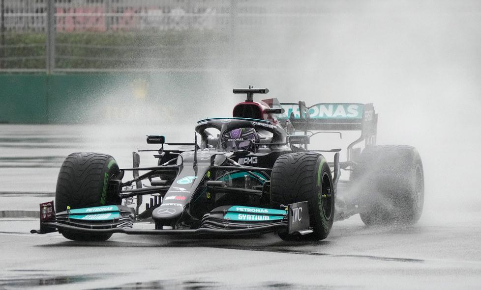 Caos pioggia, Hamilton si conferma re E a Sochi arriva la vittoria numero 100