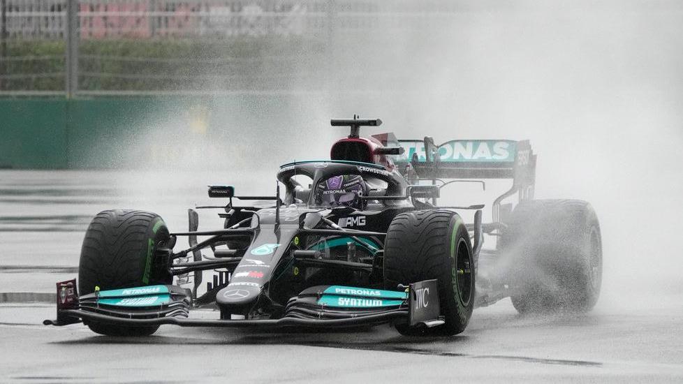 Caos pioggia, Hamilton si conferma re E a Sochi arriva la vittoria numero 100