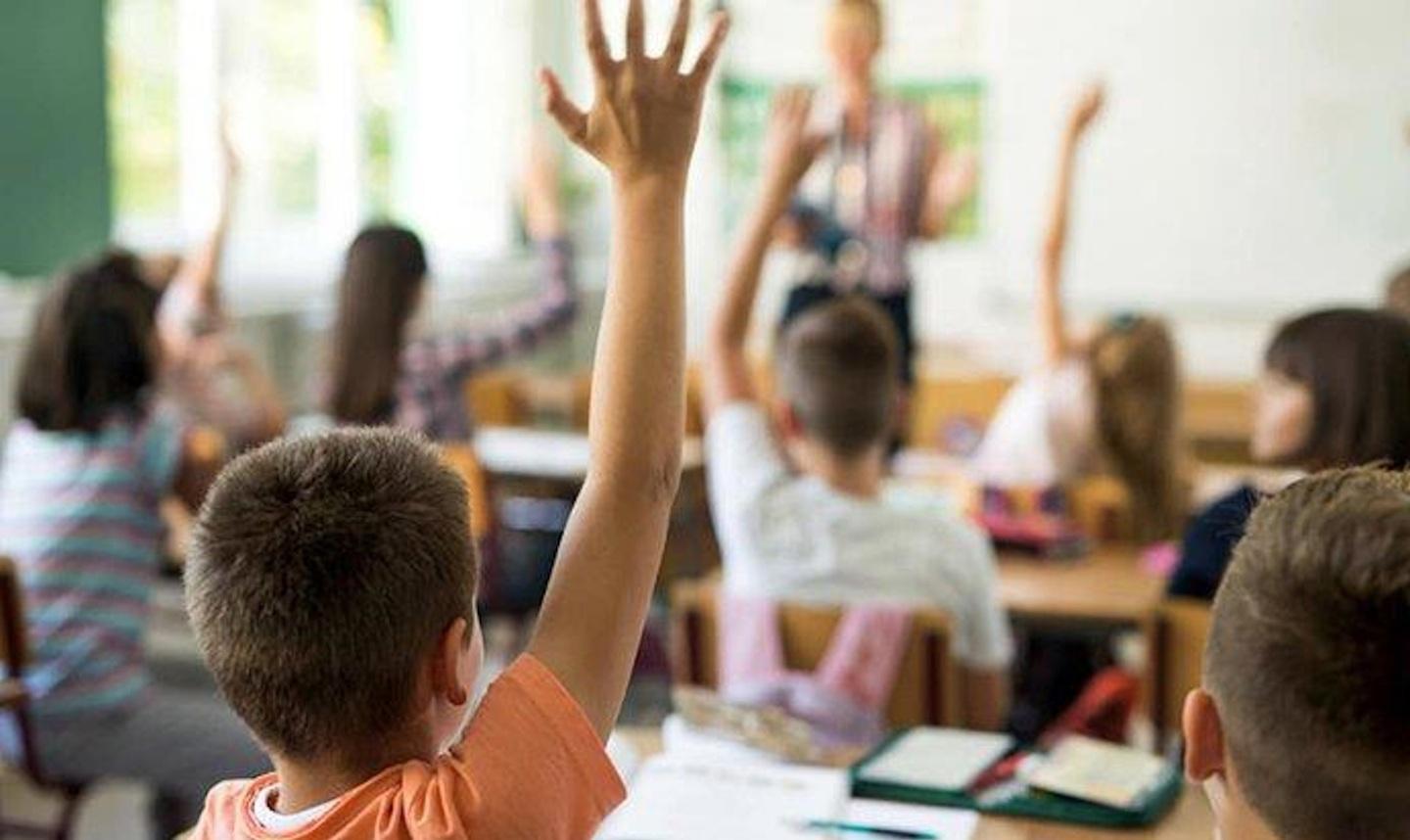 L’Avis dona materiale scolastico ai bambini delle primarie 