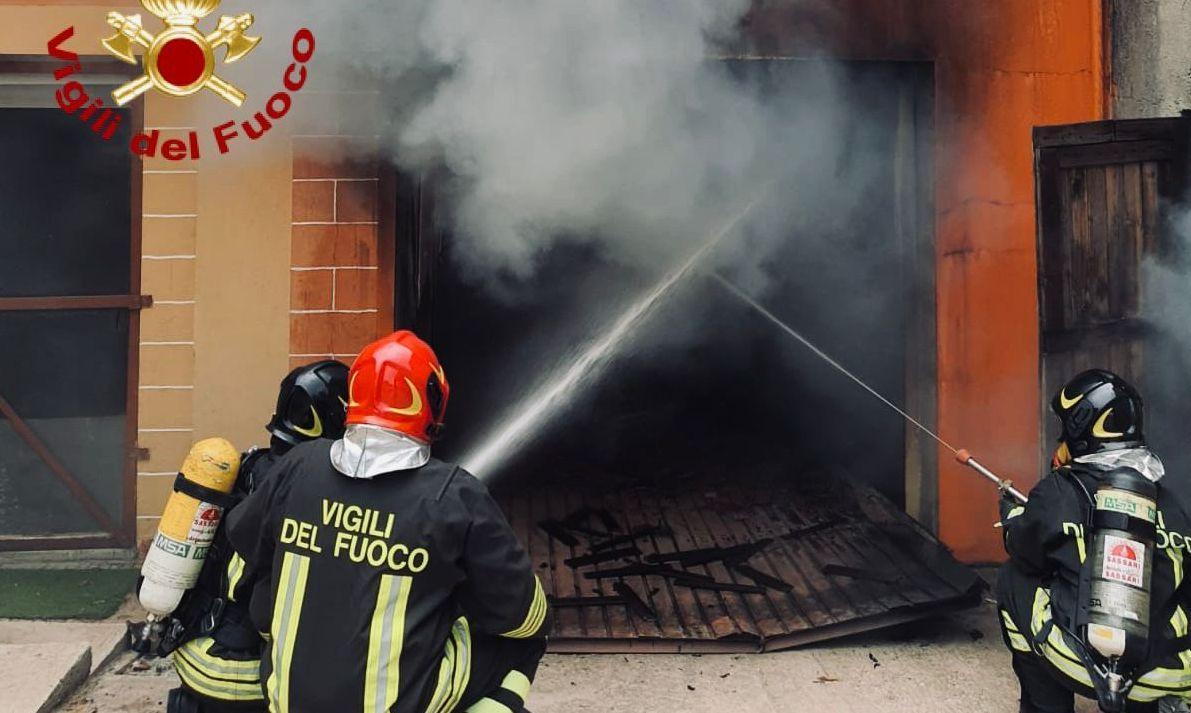 Auto in fiamme in un garage a Ottava