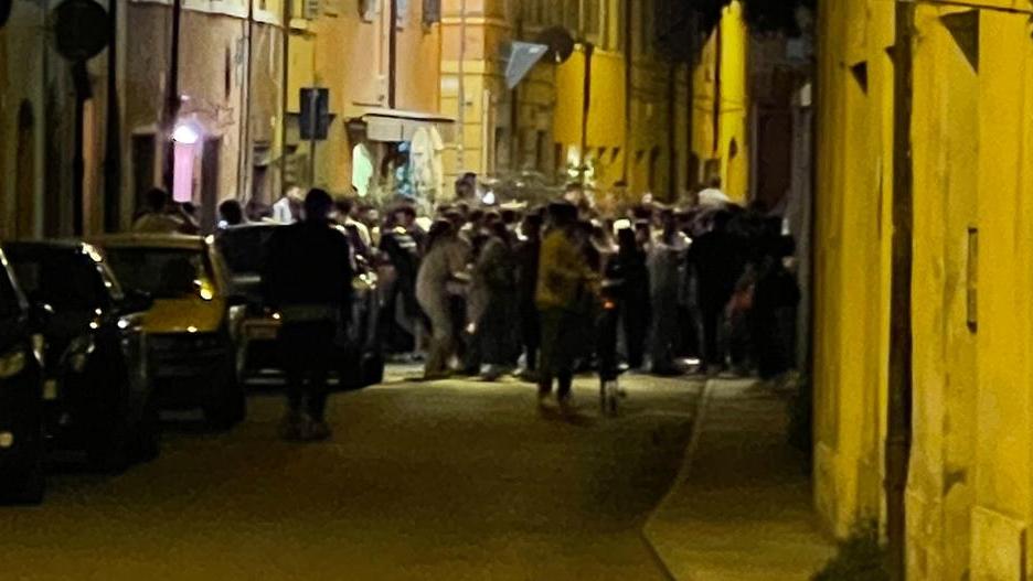 Movida e controlli a Modena: chiuso negozio e protesta per la folla davanti al pub