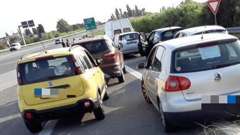 Pisa, sventato il blitz “no pass” in autostrada: l'obiettivo, l'intervento della polizia e i messaggi nelle chat