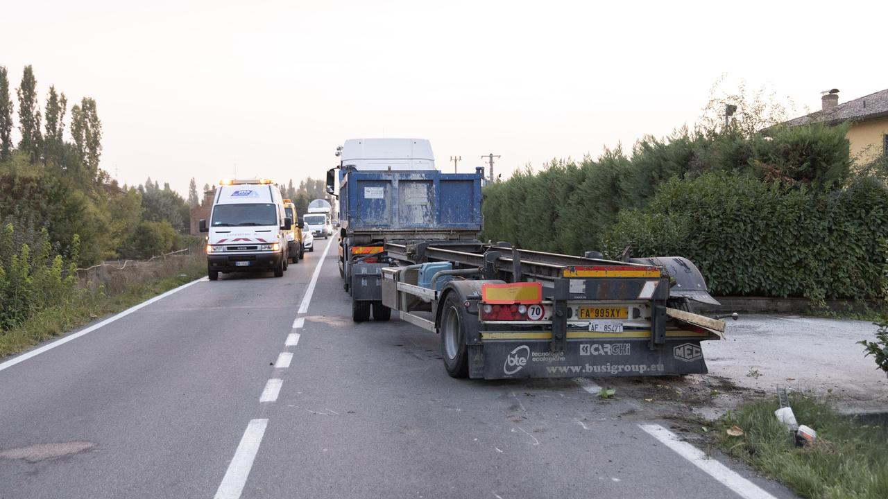 Tra Modena e Bastiglia. Camion perde il carico Canaletto chiusa e disagi nell’ora di punta