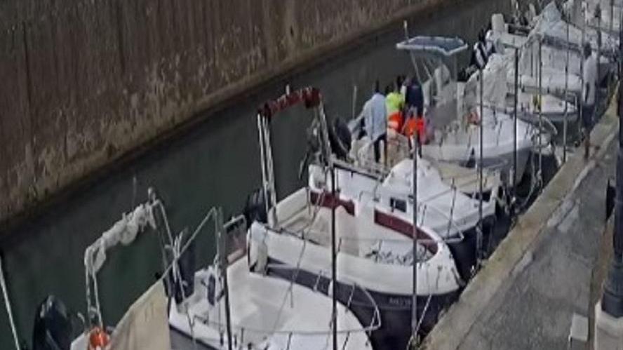 L’arrivo della Svs di via San Giovanni e della Misericordia di via Verdi, dopo che i due carabinieri del Tuscania hanno soccorso Azzali