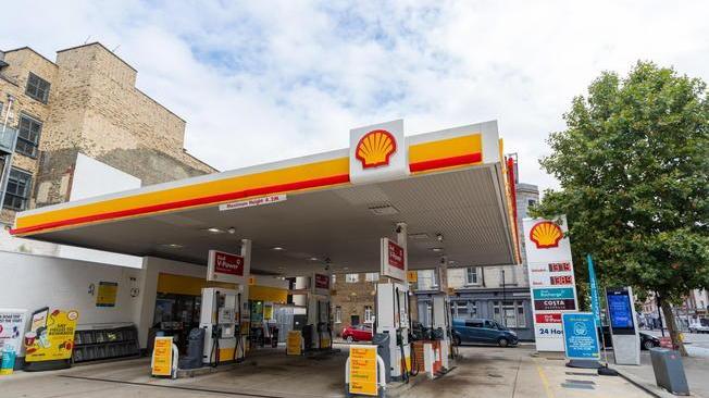 Gb: crisi della benzina fa salire i prezzi ai distributori