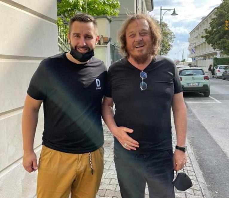 Michele Taddio, titolare del Palapa, e Zucchero a Forte dei Marmi