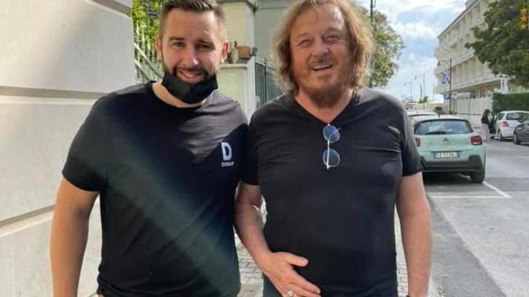 Michele Taddio, titolare del Palapa, e Zucchero a Forte dei Marmi