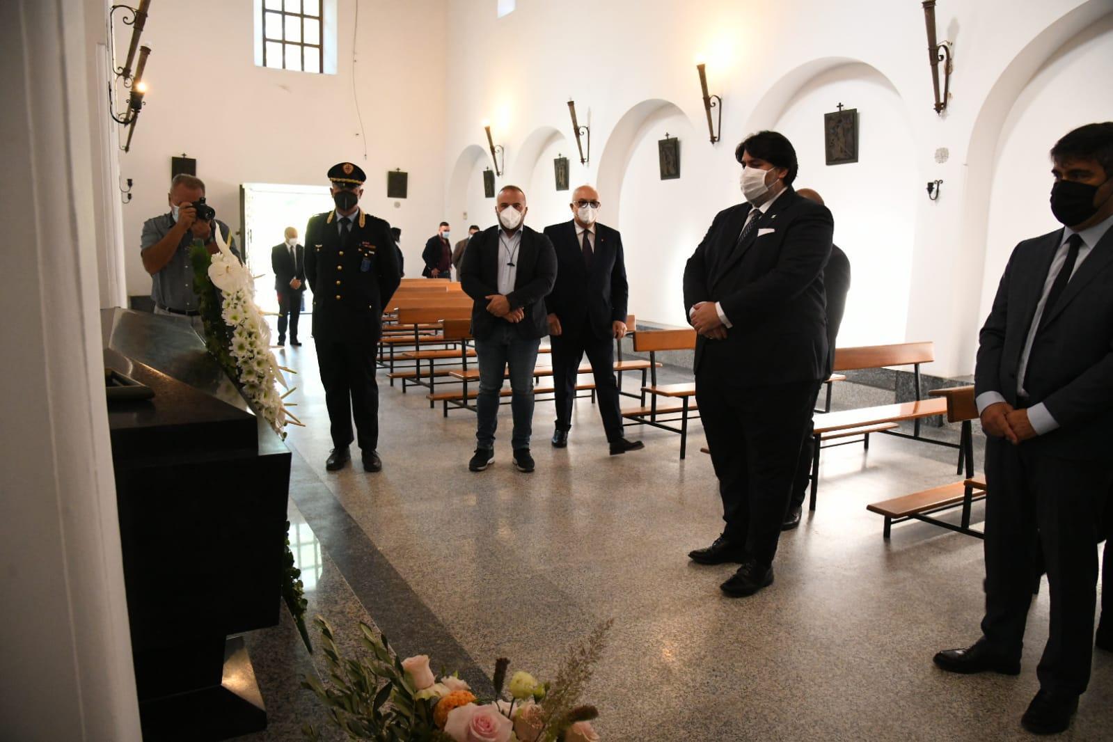 Nuoro, Christian Solinas depone una corona di fiori sulla tomba di Grazia Deledda