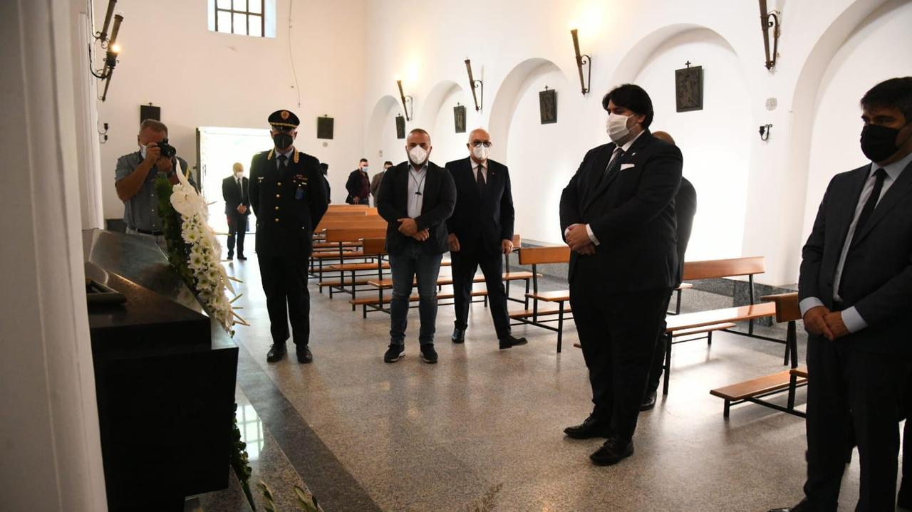 Nuoro, Christian Solinas depone una corona di fiori sulla tomba di Grazia Deledda