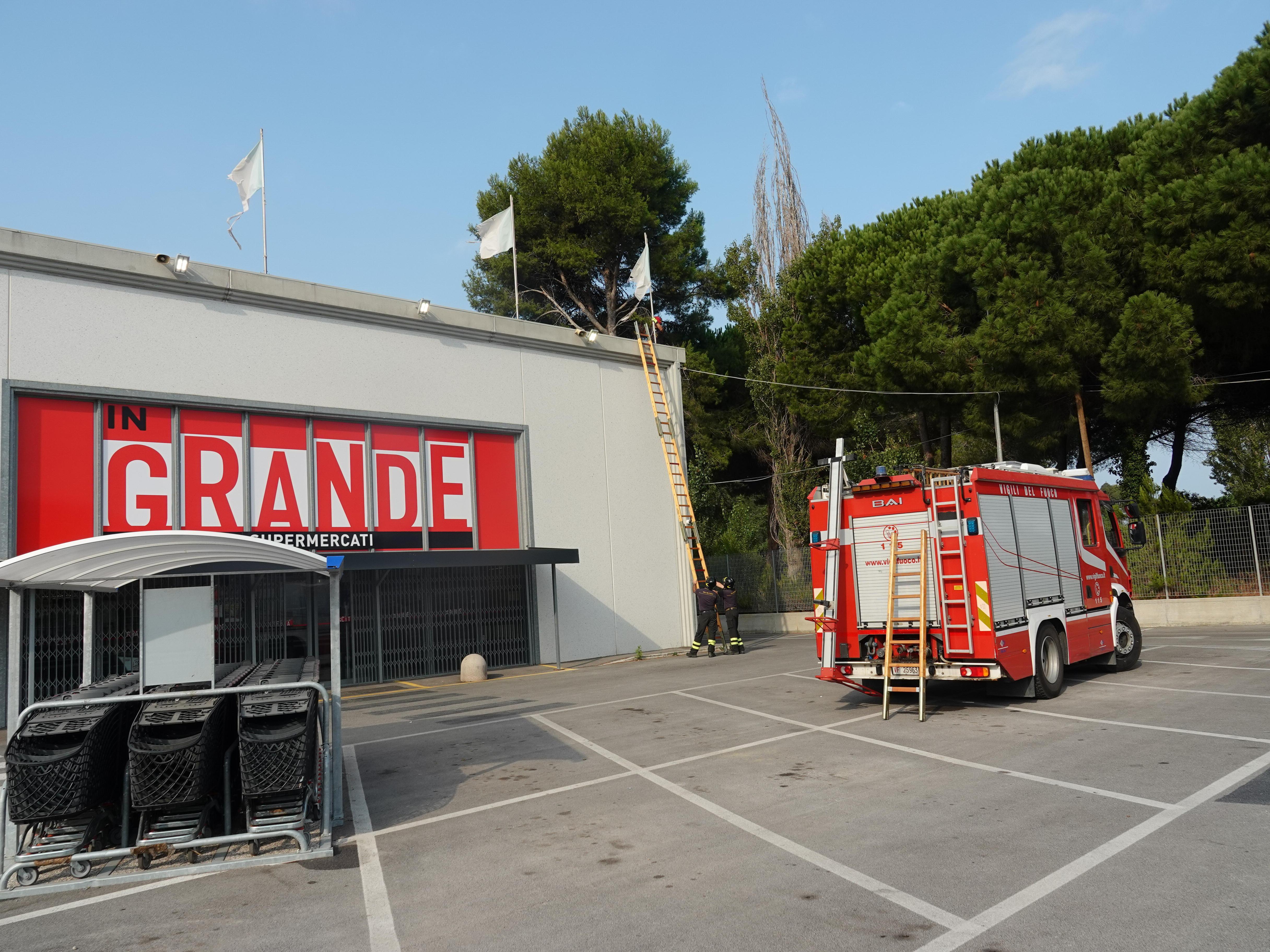 Lo stabile del supermercato “In Grande” che dà direttamente sull’Aurelia