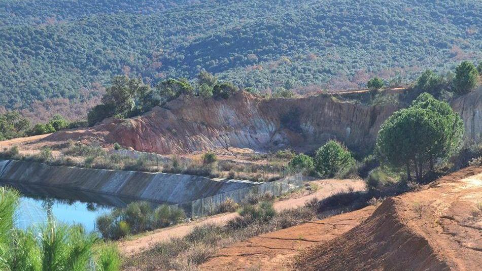 La discarica dei fanghi rossi della Tioxide nella ex cava a Montioni