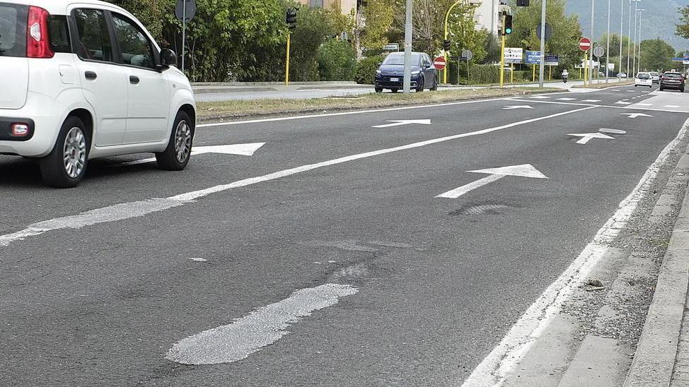 Un tratto di via Manghi a Pisa, dove per una striscia tracciata storta un operaio è stato licenziato