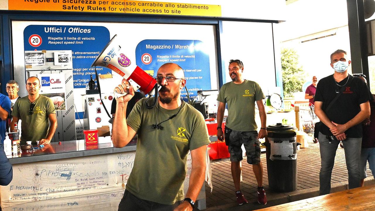 I lavoratori Gkn in presidio alla fabbrica di Campi Bisenzio