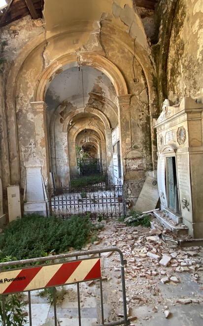 Cimitero Pontedera, furti e degrado: ora rubano anche i maniglioni delle tombe 