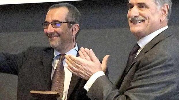 Il rettore Mancarella (a sinistra) al passaggio di consegne con il suo predecessore Augello (a destra)