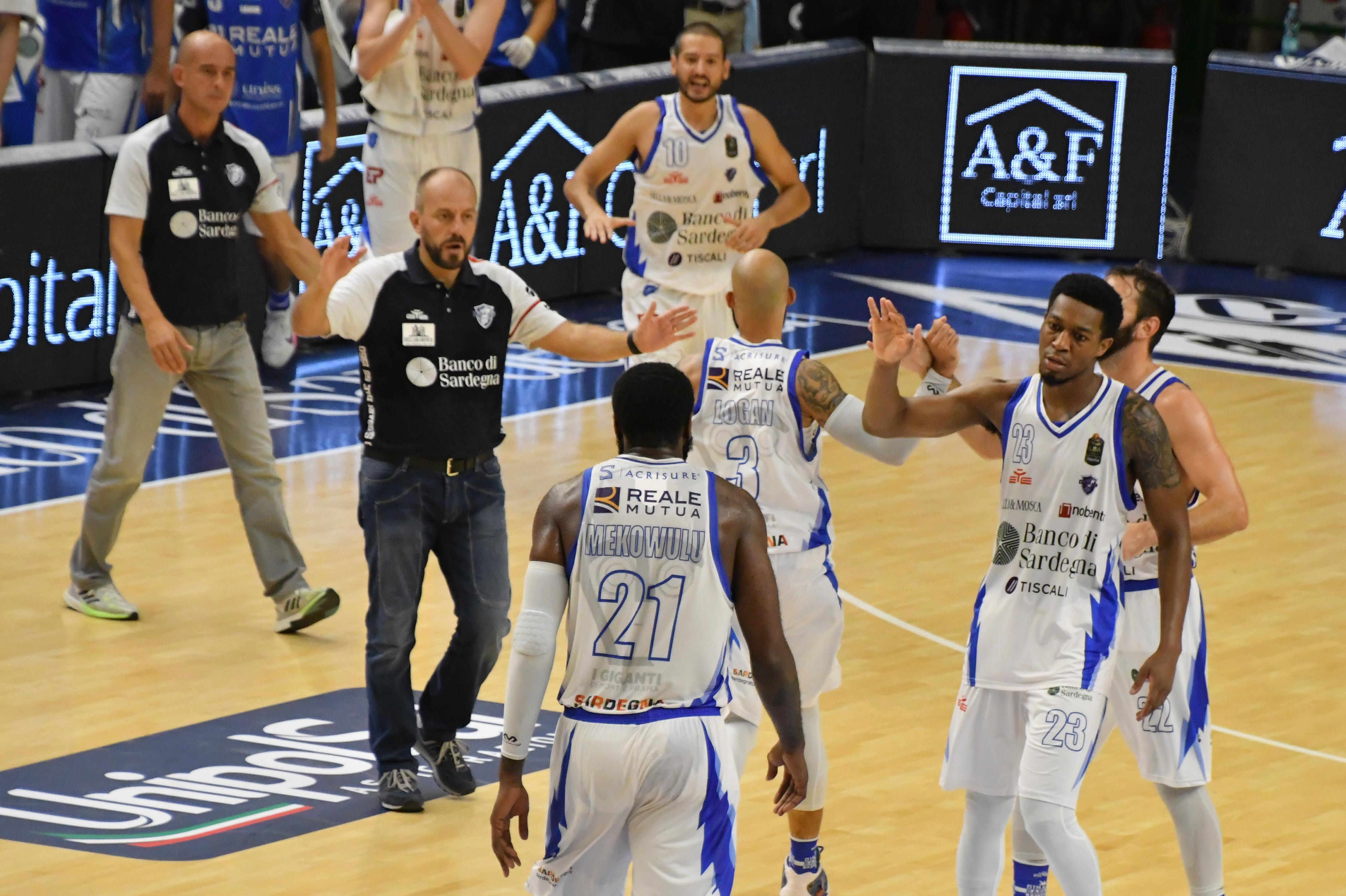 Cavina con i giocatori durante un timeout