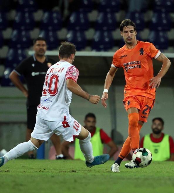 Mattia Gennari contrastato da Sereni dell'Ancona Matelica (Foto Nucci)