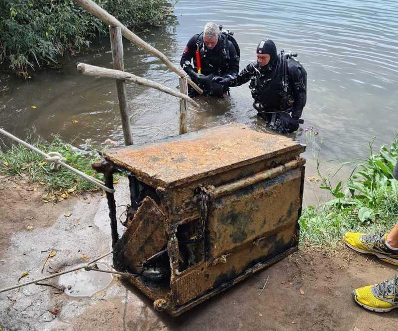 Un esercito di “angeli” sul lago dell’Accesa per salvarlo dagli incivili Raccolti 150 chili di rifiuti 