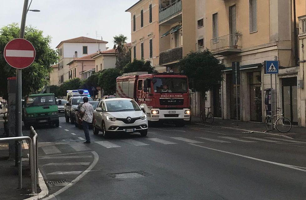 Non risponde ai familiari Una donna salvata in casa