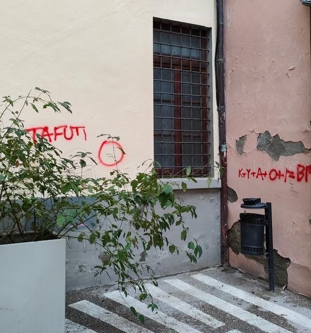 Il Giardino di Cino ancora preda degli imbrattatori Denuncia alla Digos 