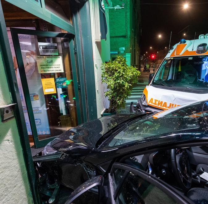 Un’ambulanza in emergenza si schianta con auto all’incrocio 