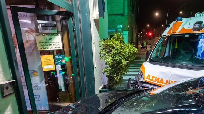 Un’ambulanza in emergenza si schianta con auto all’incrocio