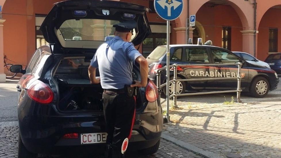 La fa cadere dalla bici, poi la palpeggia e cerca di baciarla: preso l’aggressore 