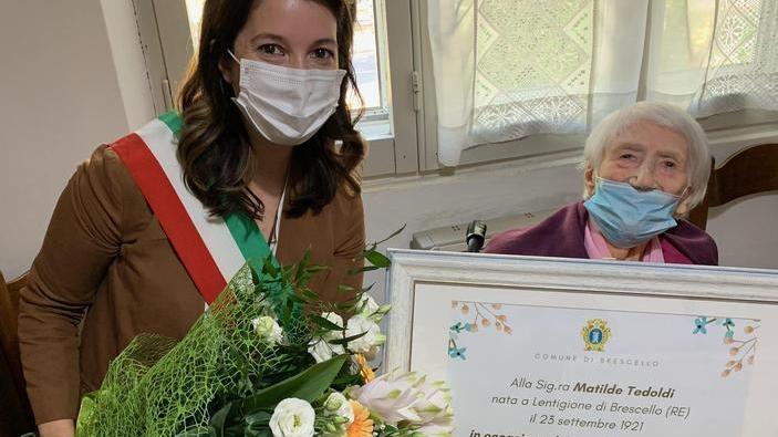 Festa con i fiori e una targa per i cent’anni di Tilde Tedoldi