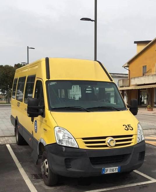 Scuolabus in mano ai vandali È rimasto acceso per una notte 