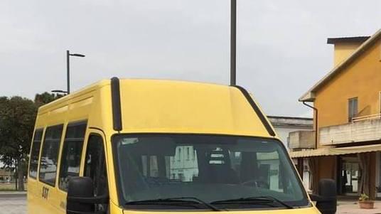 Scuolabus in mano ai vandali È rimasto acceso per una notte