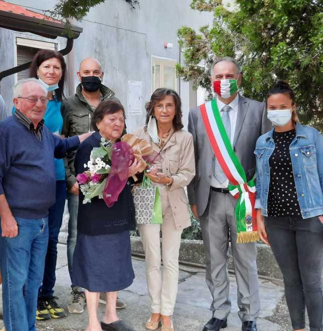 Fiori e auguri per Mafalda È diventata centenaria 