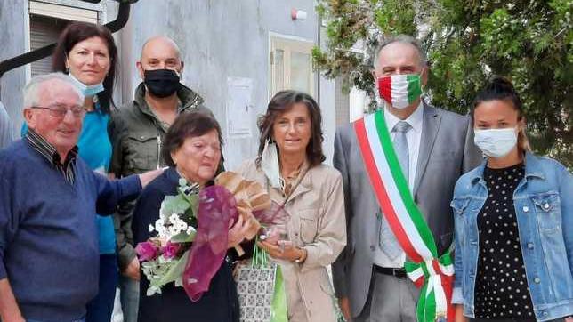 Fiori e auguri per Mafalda È diventata centenaria