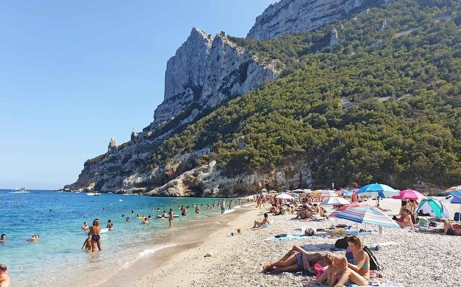 Baunei, i turisti riscoprono la bellezza di Cala Sisine 
