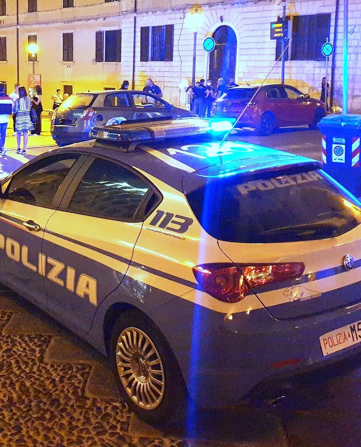 Sorpreso a rubare prende a calci un agente 