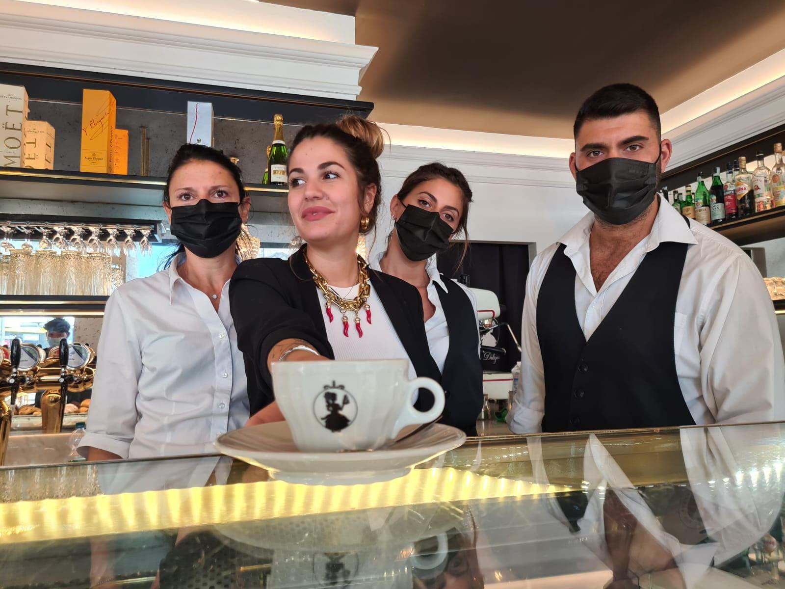 Taddei insieme a parte dello staff in piazza Attias