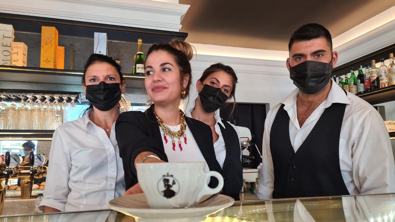 Taddei insieme a parte dello staff in piazza Attias