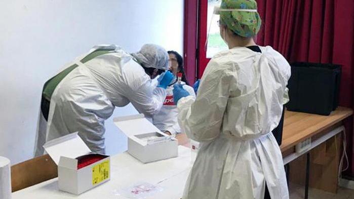 Tamponi Covid in una scuola superiore (foto d'archivio)
