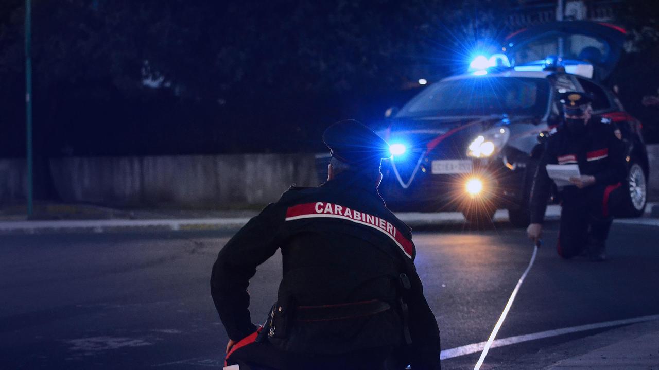 Ciclista travolto da un'auto è gravissimo in ospedale, feriti anche una donna e 2 bambini piccoli