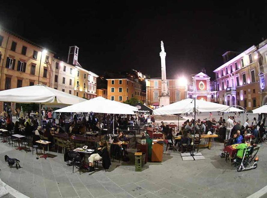 Piazza Mercurio om ima sera del fine settimana
