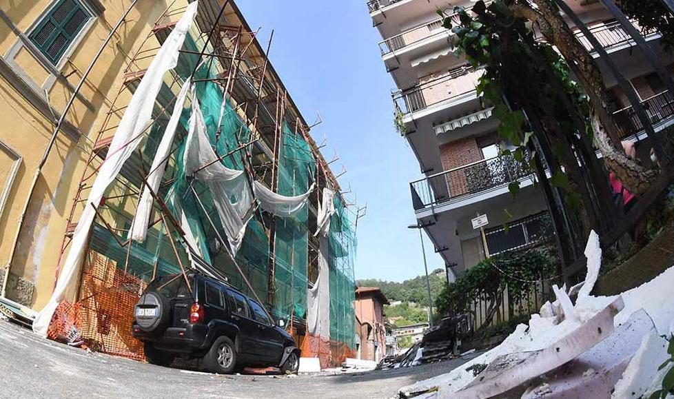 I danni provocati dal tempo sulla palazzina di via Stibbio